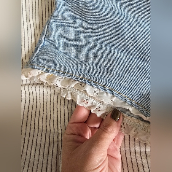 Vtg 90s Paris Blues Denim Shorts Lace Eyelet Trim 2" Inseam Size 26 - Picture 2 of 10